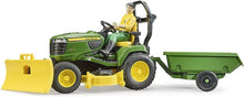 Carica l'immagine nel visualizzatore di Gallery, BRUDER John Deere trattore tosaerba con rimorchio e giardiniere  62104
