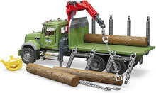 Carica l'immagine nel visualizzatore di Gallery, BRUDER MACK Granite Trasporto 3 Tronchi con Gru 02824
