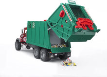 Carica l&#39;immagine nel visualizzatore di Gallery, BRUDER MACK Granite trasporto rifiuti (verde) 02812
