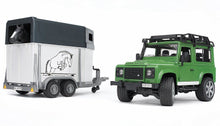 Carica l&#39;immagine nel visualizzatore di Gallery, BRUDER Land Rover Defender Station Wagon c/rim.trasp. C/1 cavallo 02592
