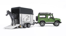 Carica l&#39;immagine nel visualizzatore di Gallery, BRUDER Land Rover Defender Station Wagon c/rim.trasp. C/1 cavallo 02592
