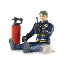 Carica l&#39;immagine nel visualizzatore di Gallery, BRUDER  Pompiere con elmetto guanti e accessori 60100
