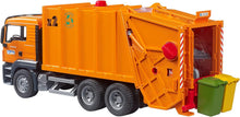 Carica l'immagine nel visualizzatore di Gallery, BRUDER MAN TGS camion trasporto rifiuti arancione 03760
