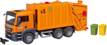 Carica l'immagine nel visualizzatore di Gallery, BRUDER MAN TGS camion trasporto rifiuti arancione 03760
