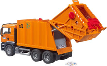 Carica l'immagine nel visualizzatore di Gallery, BRUDER MAN TGS camion trasporto rifiuti arancione 03760
