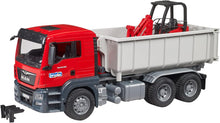 Carica l&#39;immagine nel visualizzatore di Gallery, BRUDER MAN TGS camion container ribaltabile con Schaeffer 03767
