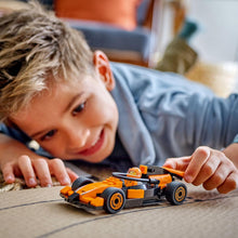 Carica l&#39;immagine nel visualizzatore di Gallery, LEGO CITY Pilota e monoposto McLaren F1 60442
