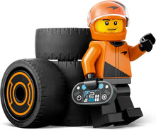 Carica l'immagine nel visualizzatore di Gallery, LEGO CITY Pilota e monoposto McLaren F1 60442
