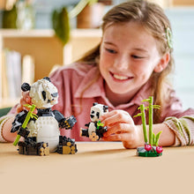 Carica l&#39;immagine nel visualizzatore di Gallery, LEGO CREATOR Animali selvatici: famiglia di panda 31165
