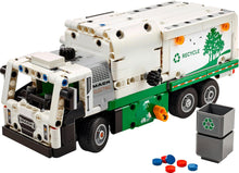 Carica l'immagine nel visualizzatore di Gallery, LEGO TECHNIC Camion della spazzatura Mack LR Electric 42167
