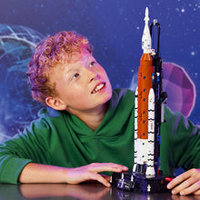 Carica l'immagine nel visualizzatore di Gallery, LEGO TECHNIC Sistema di lancio spaziale razzo NASA Artemis 42221
