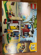 Carica l'immagine nel visualizzatore di Gallery, LEGO CREATOR Skate House Modulare 31081 scatola leggermente danneggiata
