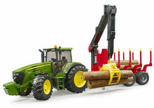 Carica l&#39;immagine nel visualizzatore di Gallery, BRUDER Trattore John Deere 7930 con benna e rimorchio trasporto tronchi 03054
