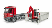 Carica l'immagine nel visualizzatore di Gallery, BRUDER MB Arocs camion container ribaltabile con scavatore Schaeff 03624
