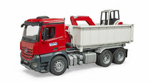 Carica l'immagine nel visualizzatore di Gallery, BRUDER MB Arocs camion container ribaltabile con scavatore Schaeff 03624
