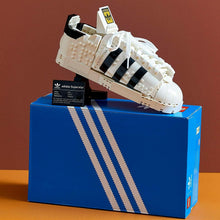 Carica l'immagine nel visualizzatore di Gallery, LEGO Adidas Originals Superstar 10282
