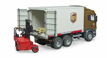 Carica l'immagine nel visualizzatore di Gallery, BRUDER Scania R-Series camion UPS portacontainer con muletto 03581
