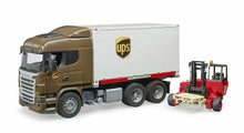 Carica l'immagine nel visualizzatore di Gallery, BRUDER Scania R-Series camion UPS portacontainer con muletto 03581
