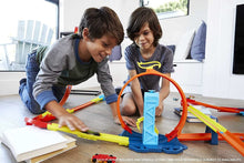 Carica l&#39;immagine nel visualizzatore di Gallery, HOT WHEELS Playset Track Builder Pista Richiudibile con Macchinina GLC91
